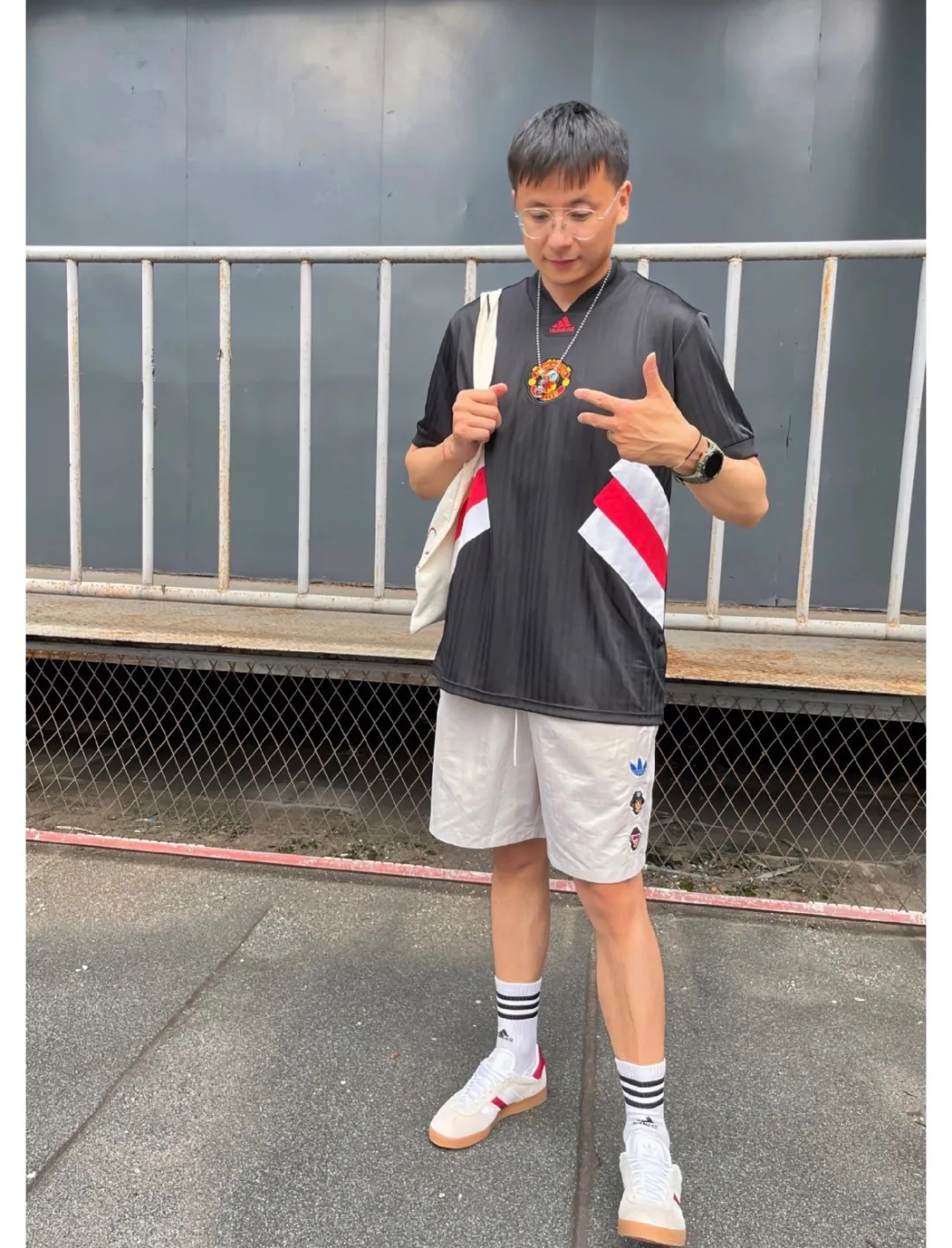 No watermark upper body renderings 𝟬𝟱𝟰𝟰𝟵# Exclusive real shot/difference between various stolen pictures and online version on the market [Adidas joint model for men and women Same Style𝗔𝗱𝗶𝗱𝗮𝘀/Adidas clover 𝘅 𝗠𝗼𝗻𝗸𝗲𝘆 𝗞𝗶𝗻𝗴𝗱𝗼𝗺 Joint Series 𝗪𝗼𝘃𝗲𝗻 𝗦𝗵𝗼𝗿𝘁𝘀】 Embroidered 𝗟𝗼𝗴𝗼 Drawstring Lace-Up casual sports casual shorts ✅Full set of 1:1 customized accessories ➕Customized three-label ➕𝗬𝘂𝗮𝗻 version hang tag ➕𝗹𝗼𝗴𝗼 packaging bag🔥 ➕Scan the tag to enter the official website. ✅The top version, worn by many bloggers on Xiaohongshu ins. 💥Excellent woven fabric, smooth to the touch, quick-drying, perspiration-wicking, lightweight, breathable, anti-wrinkle, highly elastic and non-deformable, making the upper body super stylish and cool. Very comfortable in the hot summer! ✅Simple and atmospheric! Ordered from a major factory, the three standards are complete. Both the fabric and workmanship details are absolutely top-notch. The three-dimensional tailoring makes the upper body appear slimmer. In the hot and long summer, it is strongly recommended that you have two, it is a must buy! Size: S.M, L, XL, Color: Black, White